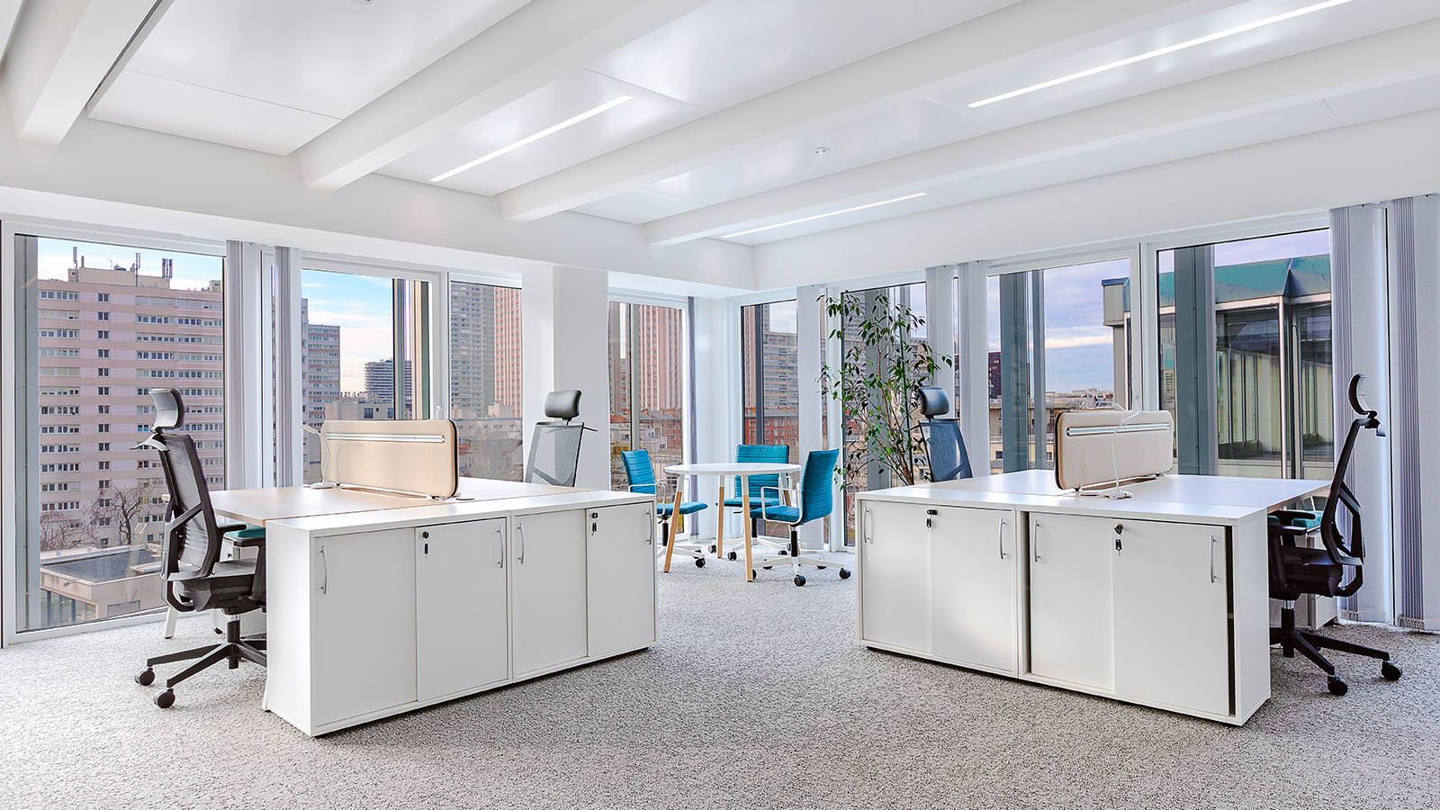 espace de travail bureaux baie vitrée