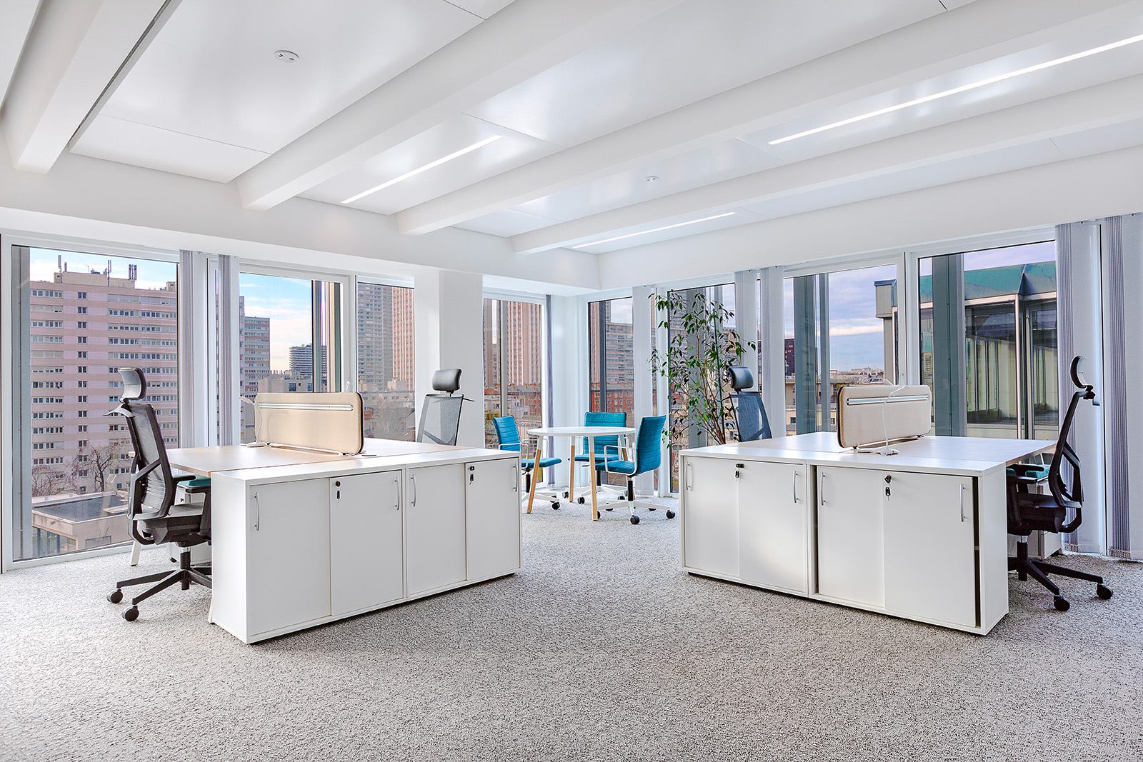espace de travail bureaux baie vitrée